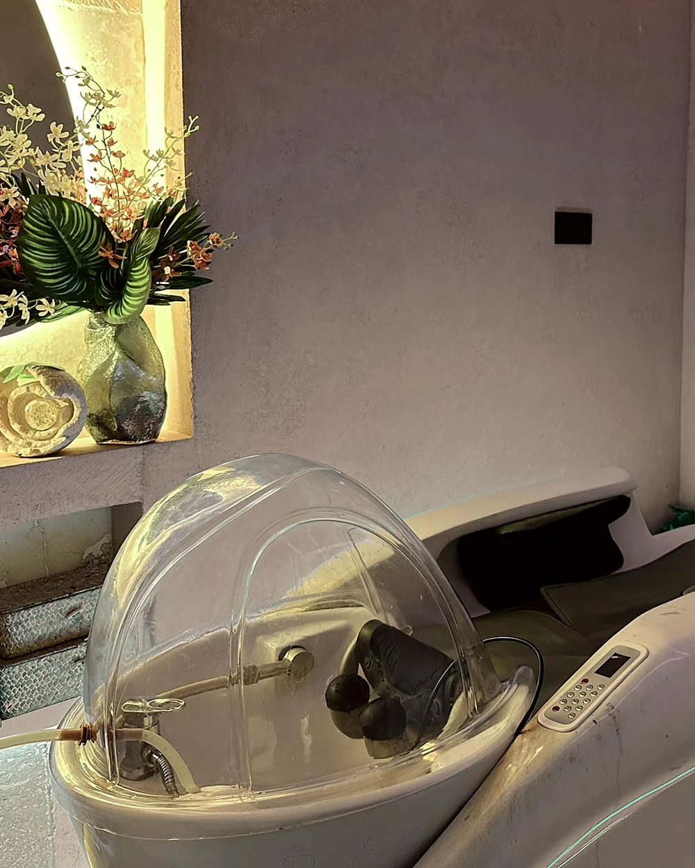 The private hair spa room — the massage chair and its steaming dome